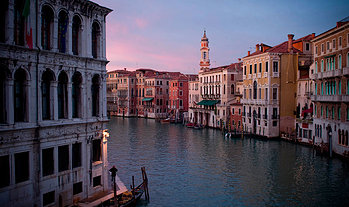 laguna di venezia con la gondola