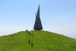 Vista monumeto ai caduti Monte Corno