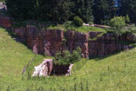 Gräben ausgegraben auf dem Felsen