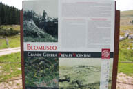 Malga Lora Ausstellung Eco-Kartell Weltkrieg Daumen