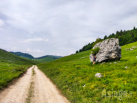 Großer Felsbrocken entlang des Weges