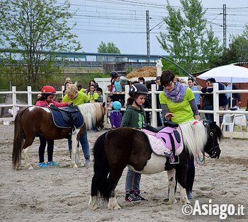 bambini con pony a Roana