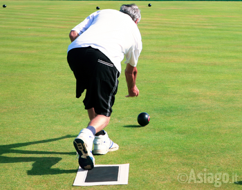 Anziano gioca a bocce sull'Altopiano di Asiago