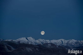 Ciaspolata con luna piena con Asiago Guide