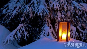 Ciaspolata sulla neve con lanterne