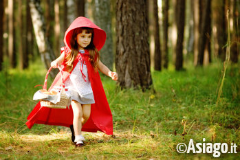 Bambina cappuccetto rosso nel bosco Bambina cappuccetto rosso nel bosco