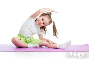 Bambina che fa ginnastica