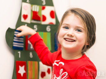 Bambina con calendario avvento