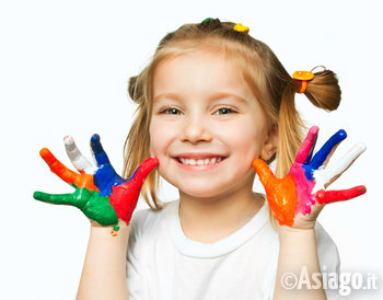 Bambina con le mani dipinte