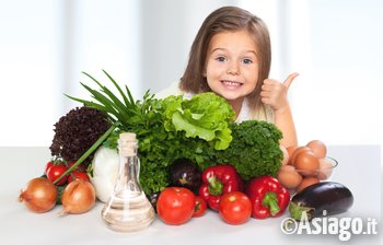 bambina con le verdure dell'orto