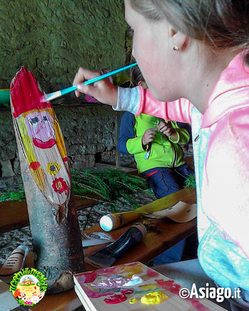 Bambina dipinge sul legno