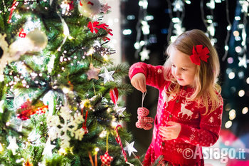 Bambina fa l'albero di Natale