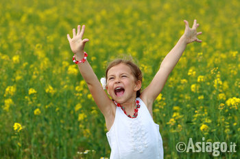 Bambina felice all'aria aperta