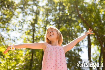 Bambina nella natura dell'Altopiano di Asiago