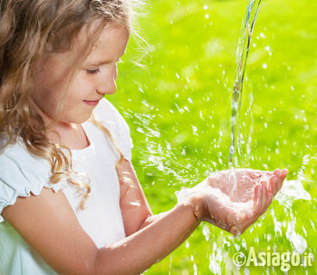 Bambina si diverte con l'acqua