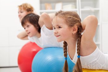 Bambine fanno yoga sulla palla