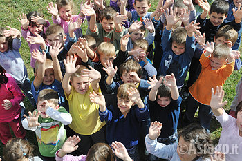 Bambini pronti per il laboratoro nel bosco di Asiago