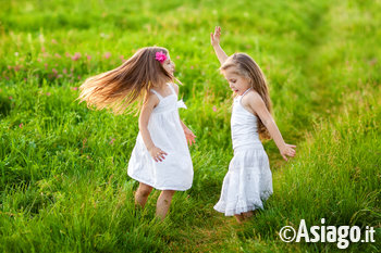 Bambini ballano all'aria aperta