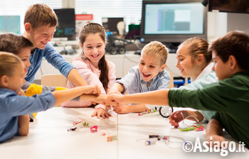 Bambini che costruiscono un prototipo