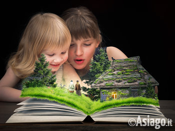 Bambini che leggono una fiaba animata