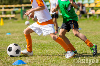 Bambini che si allenano a calcio