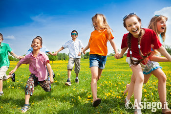 Bambini che si divertono all'aperto