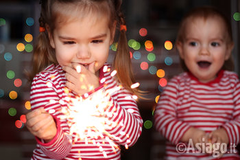Bambini con luci di Capodanno
