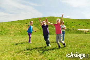 Bambini giocano all'aria aperta sull'Altopiano di Asiago