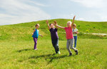 Bambini giocano allaria aperta sullaltopiano di asiago