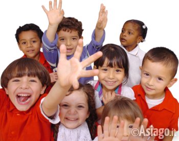 Bambini giocano al laboratorio