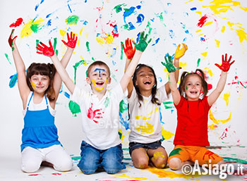 Bambini giocano al laboratorio