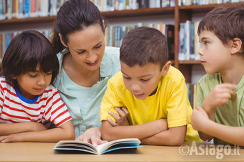 Bambini leggono libro insieme