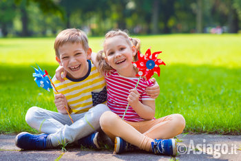 Bambini ridono e si divertono con la girandole Bambini ridono e si divertono con la girandole