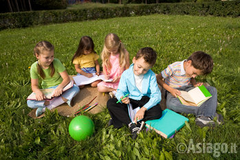 bambini distesi che ridono