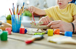 Bambino aiuto pennello pittura arte