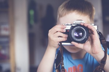 Bambino che fotografa