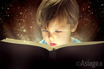 Bambino che legge un libro fantastico