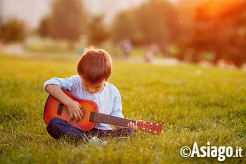 Bambino con chitarra per il laboratorio al Museo dell'Acqua