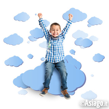Bambino esulta tra le nuvole Bambino esulta tra le nuvole