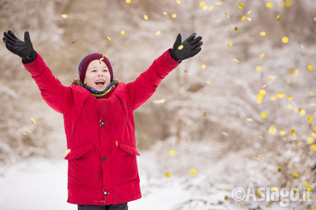 bambino si diverte nelle festivita natalizie 