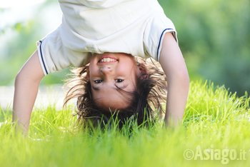 Bimbo divertito a testa in giù