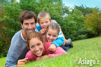 famiglia che sorride all'aperto