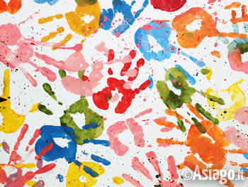 Impronte colorate di mani di bambini