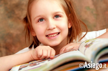 bambini che osservano col binocolo