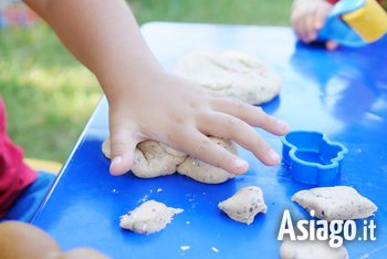 Pexels bambini giocano con argilla