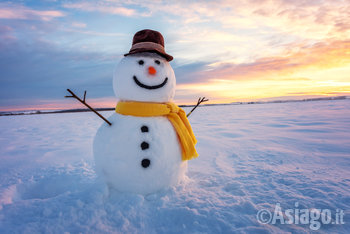 Pupazzo di neve al tramonto