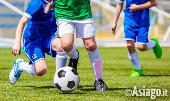 Ragazzi che giocano a calcio