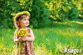 Bambina con corona di fiori.