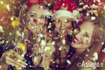 Brindisi di Capodanno tra amici Brindisi di Capodanno tra amici