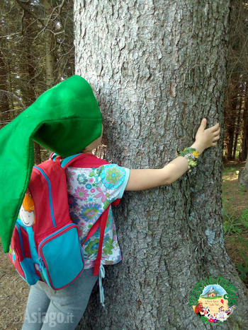 Bambina folletto abbraccia e ascolta albero al cason delle Meraviglie